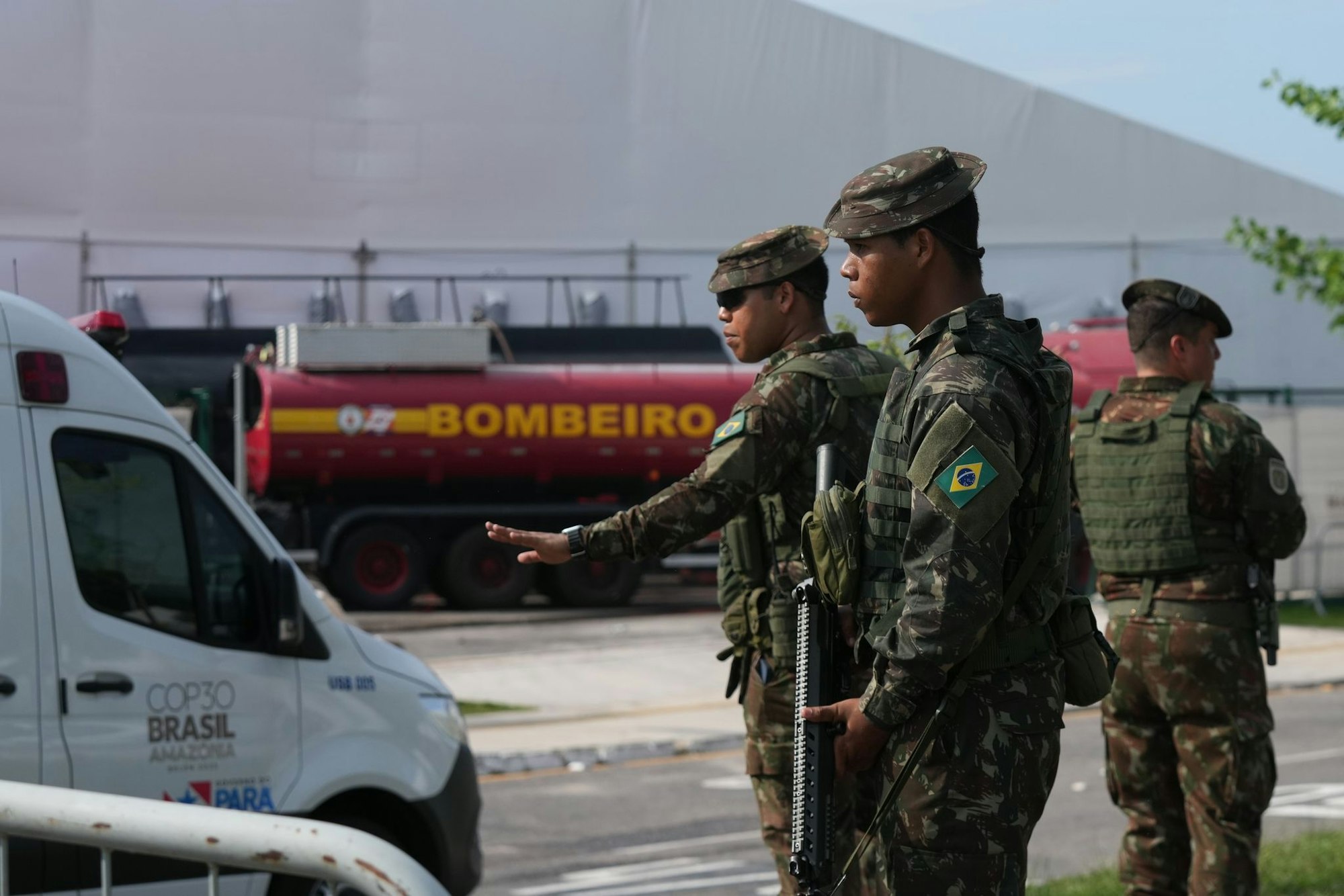 Sicherheitskräfte leiten Fahrzeuge nach einem Brand auf dem Gelände der Weltklimakonferenz.