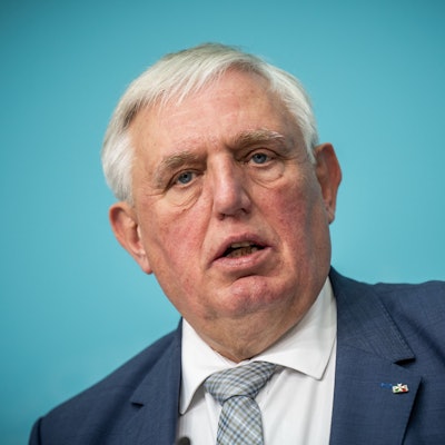 ARCHIV - 18.03.2024, Berlin: Nordrhein-Westfalens Gesundheitsminister Karl-Josef Laumann spricht bei einer Pressekonferenz. (zu dpa: «Laumann: «Keine Hintertür» für Zusammenarbeit mit der AfD») Foto: Michael Kappeler/dpa +++ dpa-Bildfunk +++