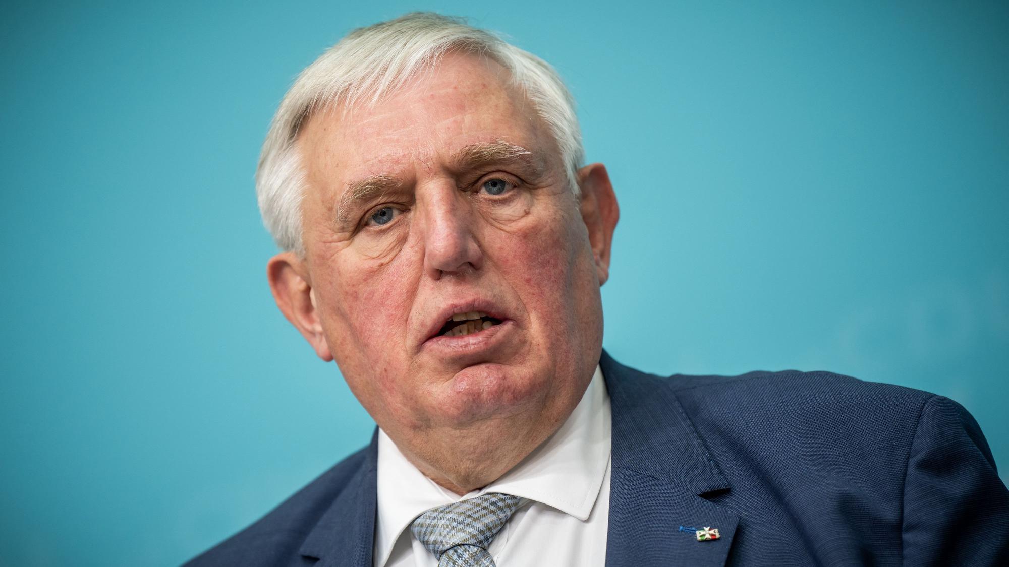 ARCHIV - 18.03.2024, Berlin: Nordrhein-Westfalens Gesundheitsminister Karl-Josef Laumann spricht bei einer Pressekonferenz. (zu dpa: «Laumann: «Keine Hintertür» für Zusammenarbeit mit der AfD») Foto: Michael Kappeler/dpa +++ dpa-Bildfunk +++