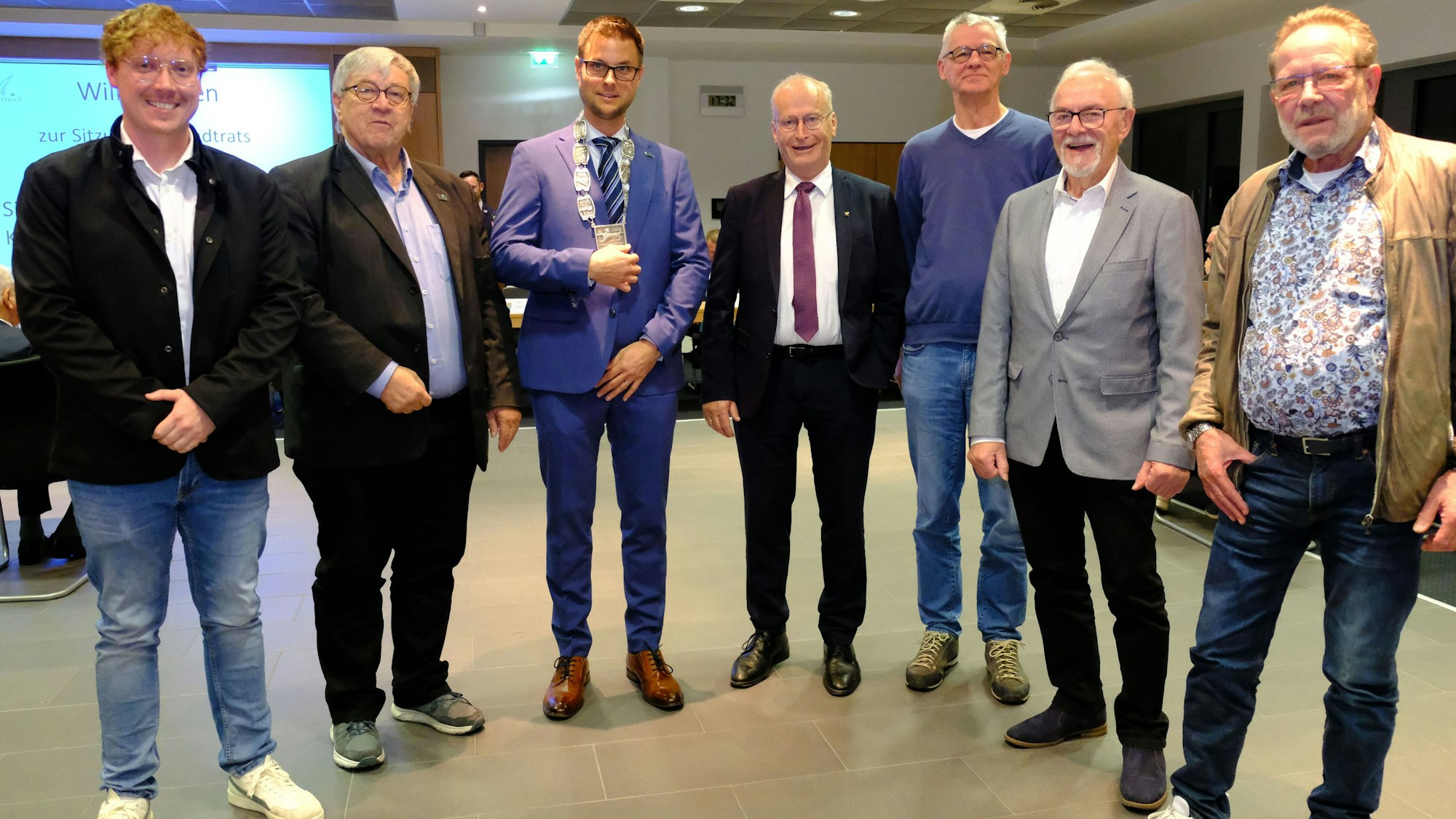 Sieben Männer haben sich zum Gruppenbild postiert. Bürgermeister Michael Fingel (3.v.l.) trägt seine Amtskette.