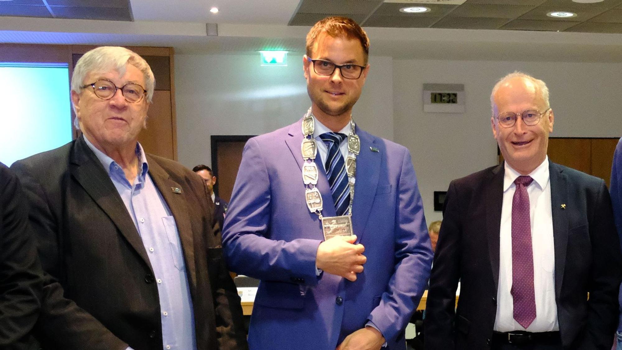 Günter Kornell, Michael Fingel und Hans-Peter Schick bei der offiziellen Verabschiedung im Ratssaal.