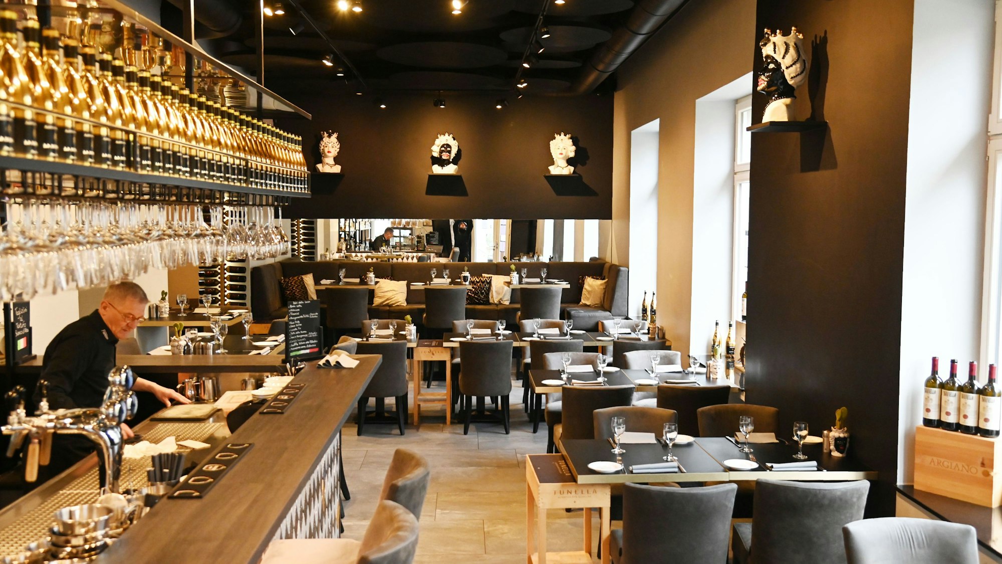 20.11.2025 Köln. Gastrokritik von Carsten Henn („Henns Geschmackssache“) über das „Fioretto Weinbar und Ristorante“. Foto: Alexander Schwaiger