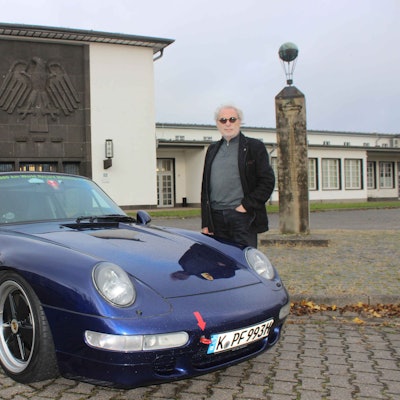 Klaus Jürgen Pfeffer neben seinem Porsche