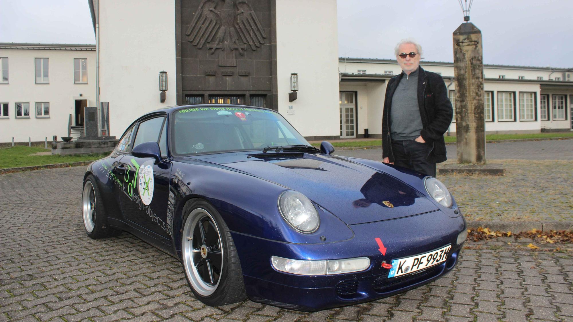 Klaus Jürgen Pfeffer neben seinem Porsche