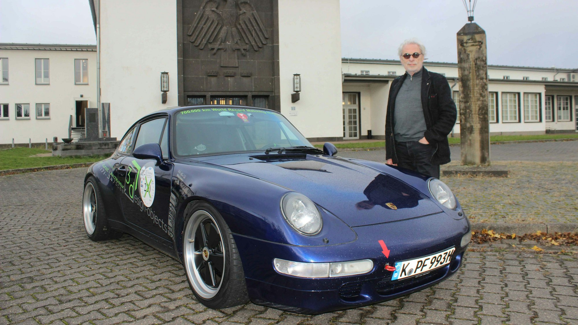 Klaus Jürgen Pfeffer neben seinem Porsche