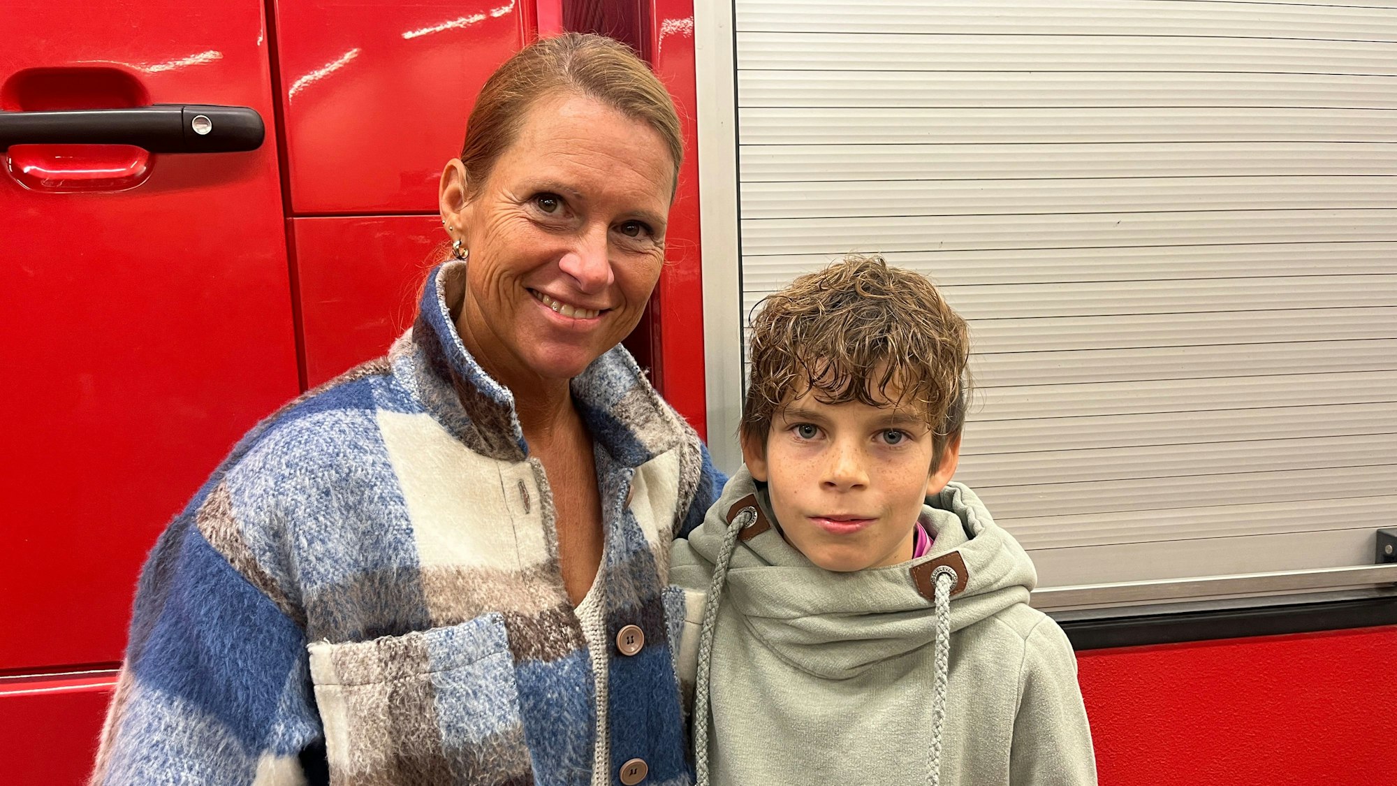 Anne Becker und ihr Sohn Niel, der vor zwölf Jahren geboren wurde, mit Hilfe der Feuerwehrleute.