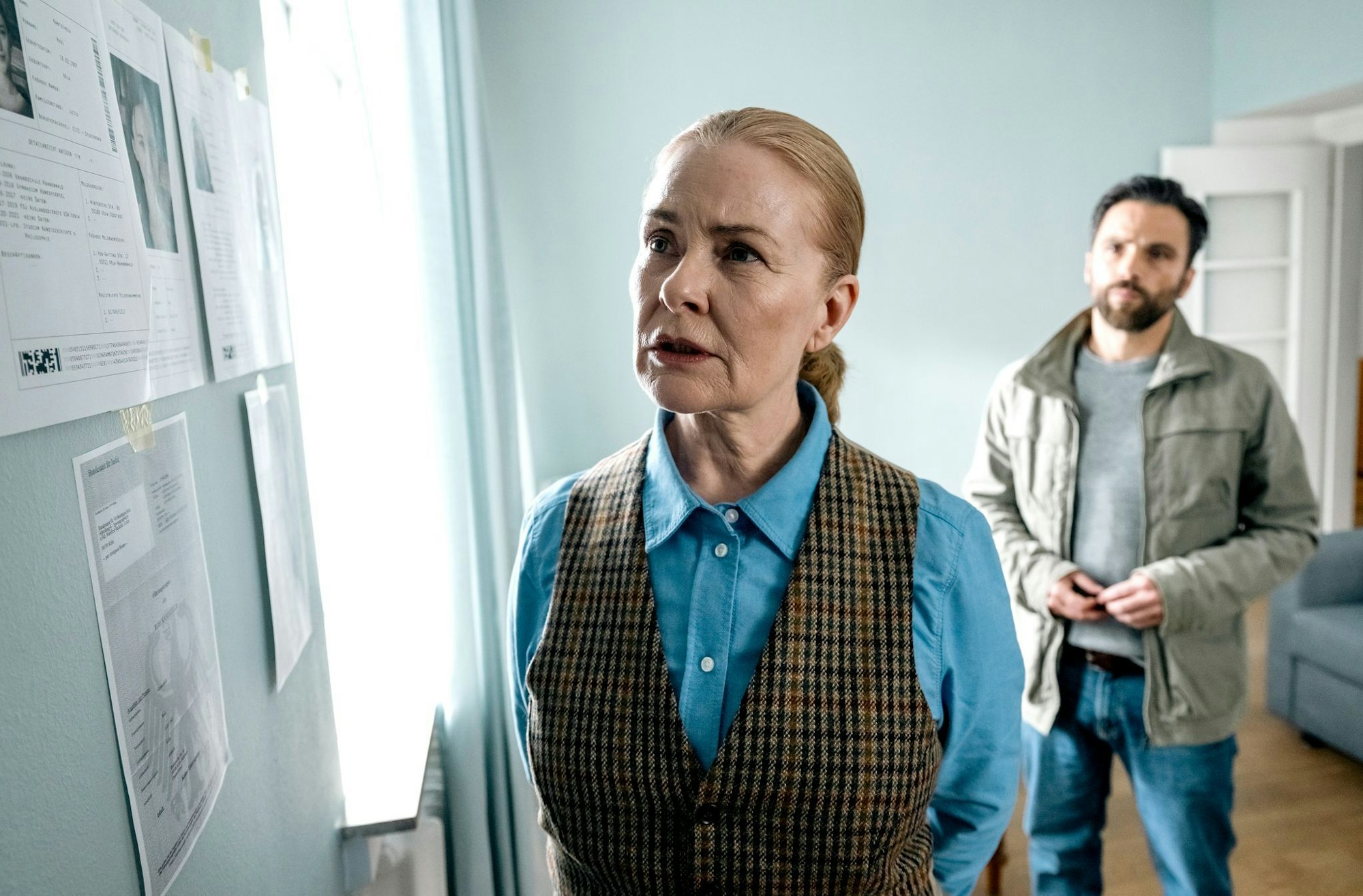 Die «Füchsin» (Lina Wendel) beim Blick auf erste Recherche-Ergebnisse von Youssef.