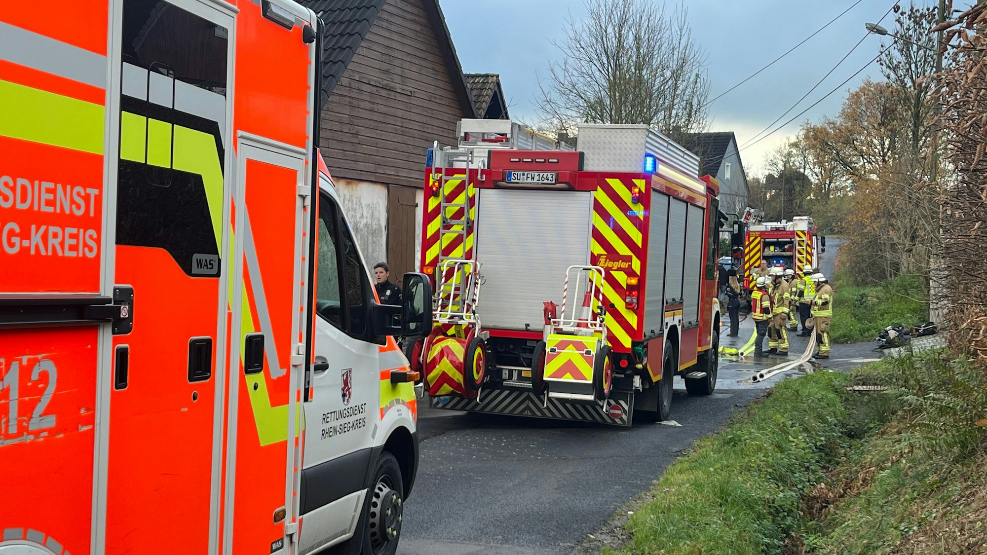 Die Feuerwehr rückte mit 30 Einsatzkräften an, dazu kamen zwei Rettungswagen.