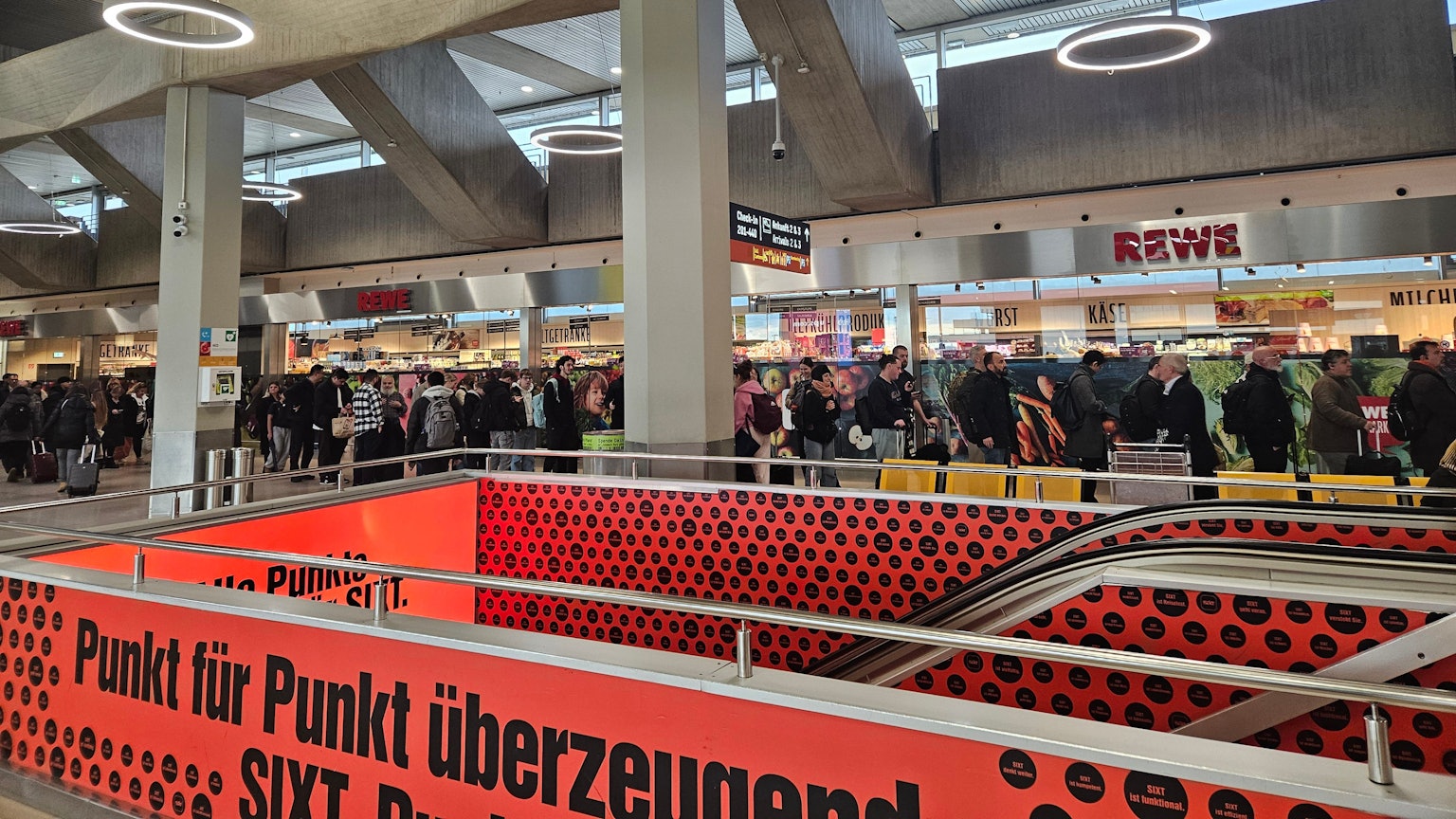 Lange Schlangen bilden sich am 20.11.2025 vor der Sicherheitskontrolle am Flughafen Köln Bonn.