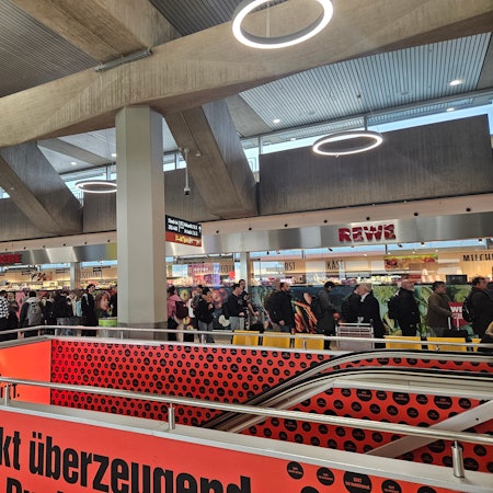 Lange Schlangen bilden sich am 20.11.2025 vor der Sicherheitskontrolle am Flughafen Köln Bonn.