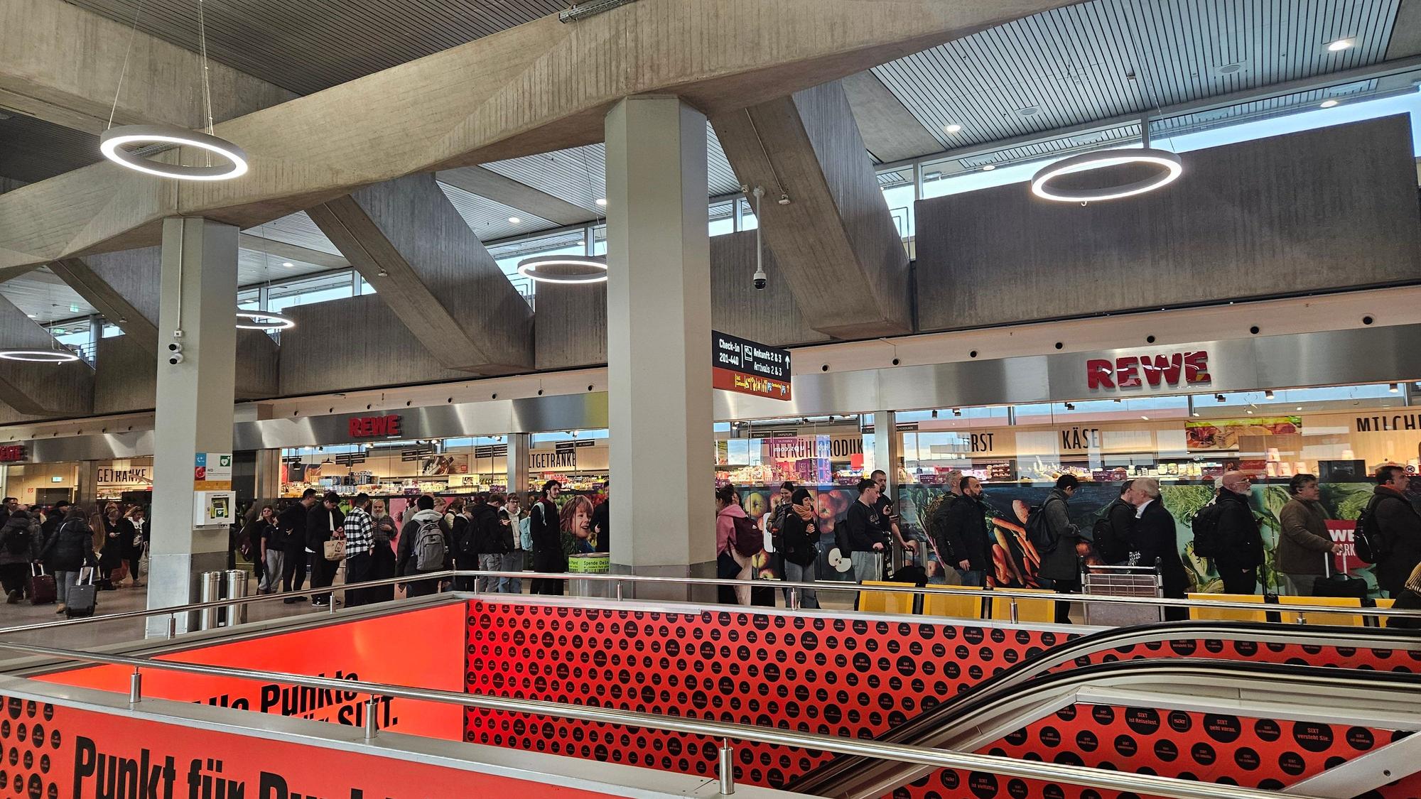 Lange Schlangen bilden sich am 20.11.2025 vor der Sicherheitskontrolle am Flughafen Köln Bonn.