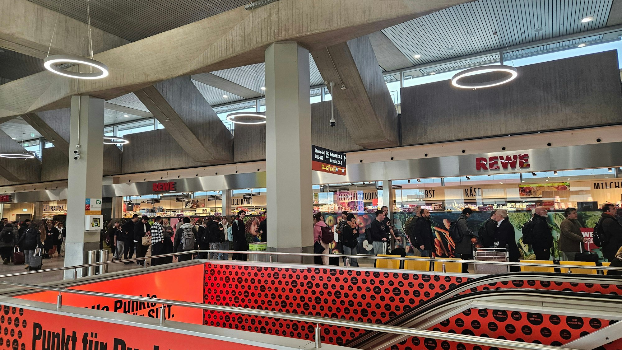 Lange Schlangen bilden sich am 20.11.2025 vor der Sicherheitskontrolle am Flughafen Köln Bonn.