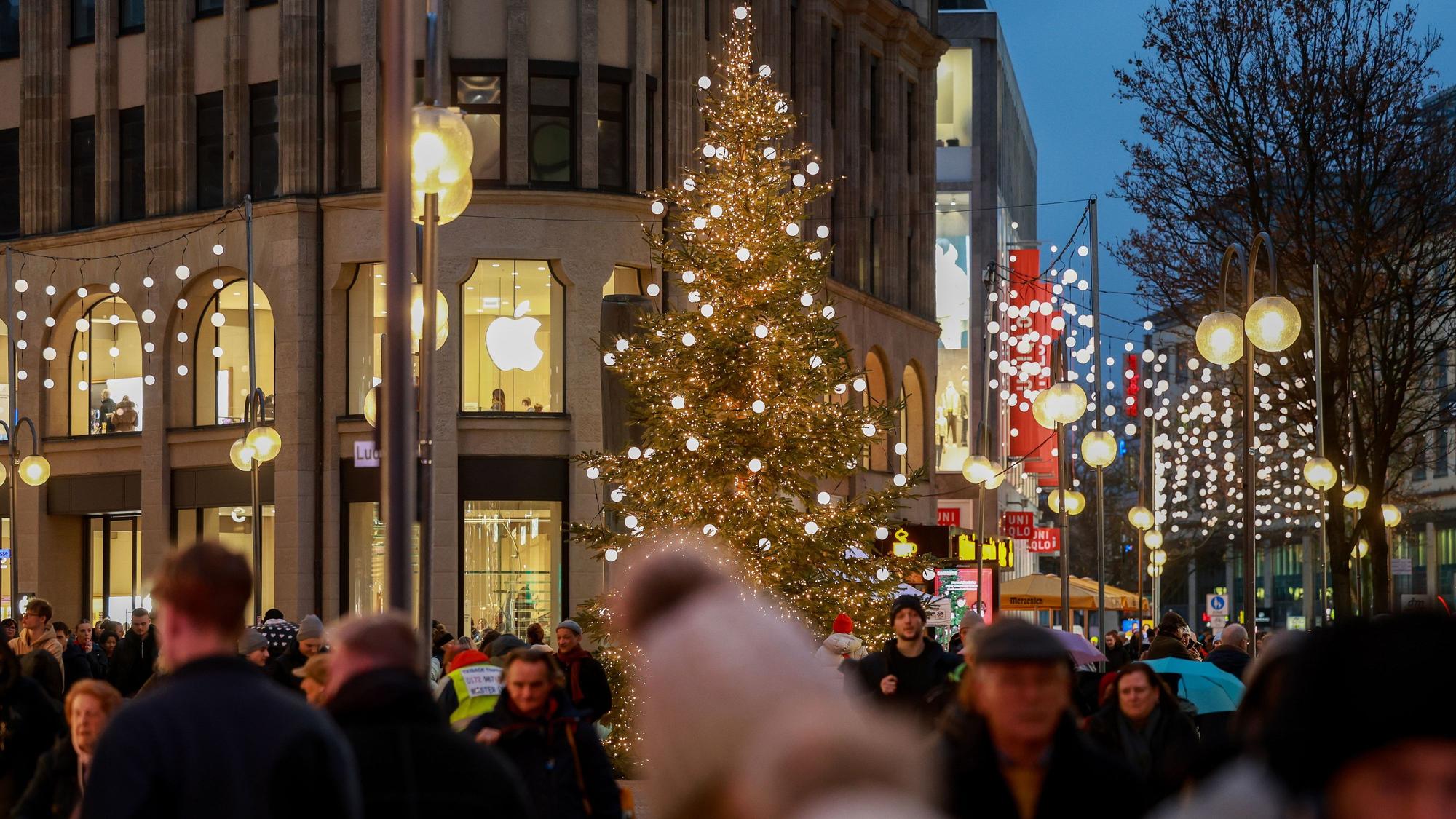 16.12.2024, Köln: Weihnachtsbeleuchtung, Winterbeleuchtung in Köln.
Blick in die Schildergasse mit grossem Weihnachtsbaum.
copyright Michael Bause