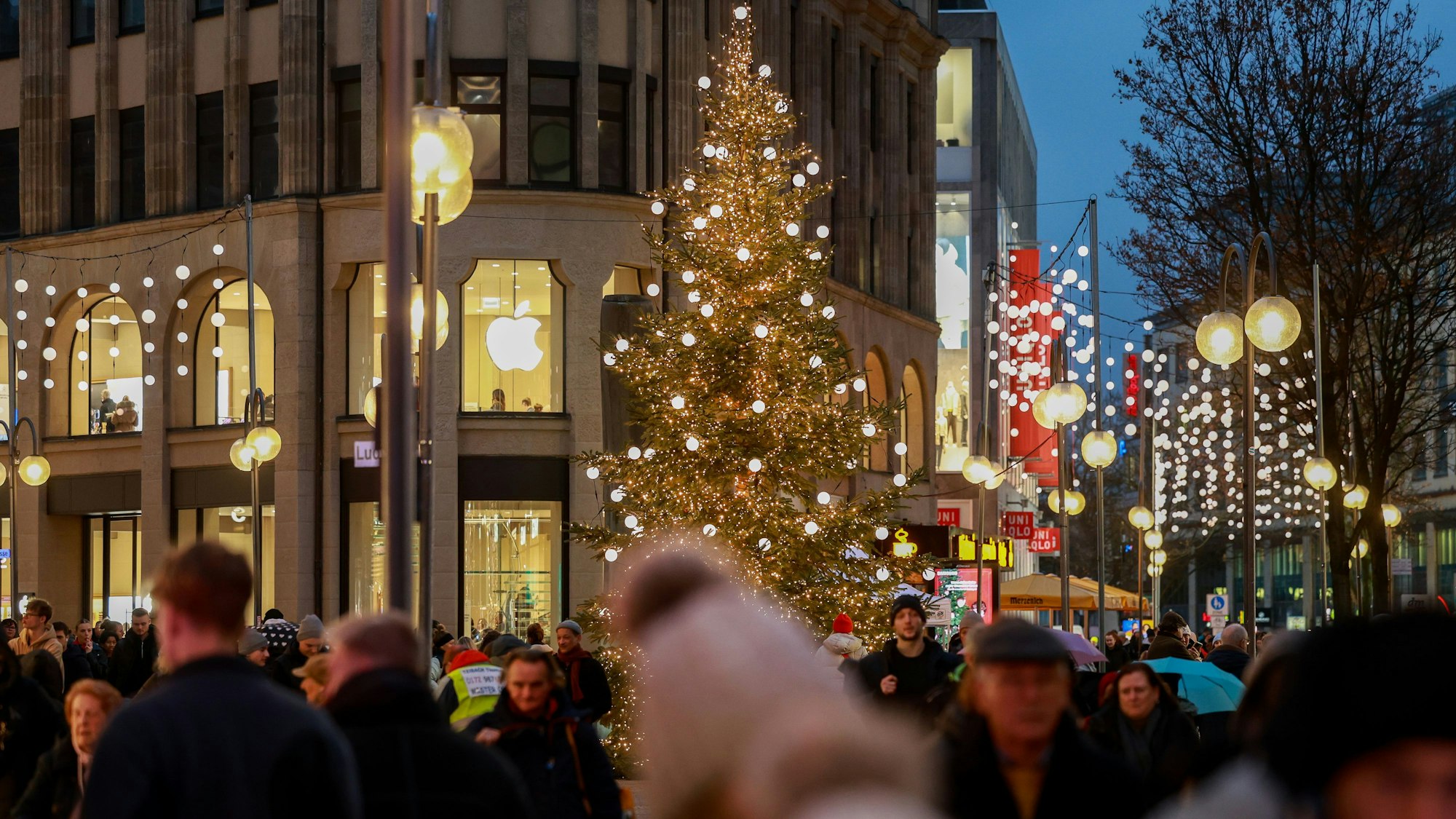 16.12.2024, Köln: Weihnachtsbeleuchtung, Winterbeleuchtung in Köln.
Blick in die Schildergasse mit grossem Weihnachtsbaum.
copyright Michael Bause