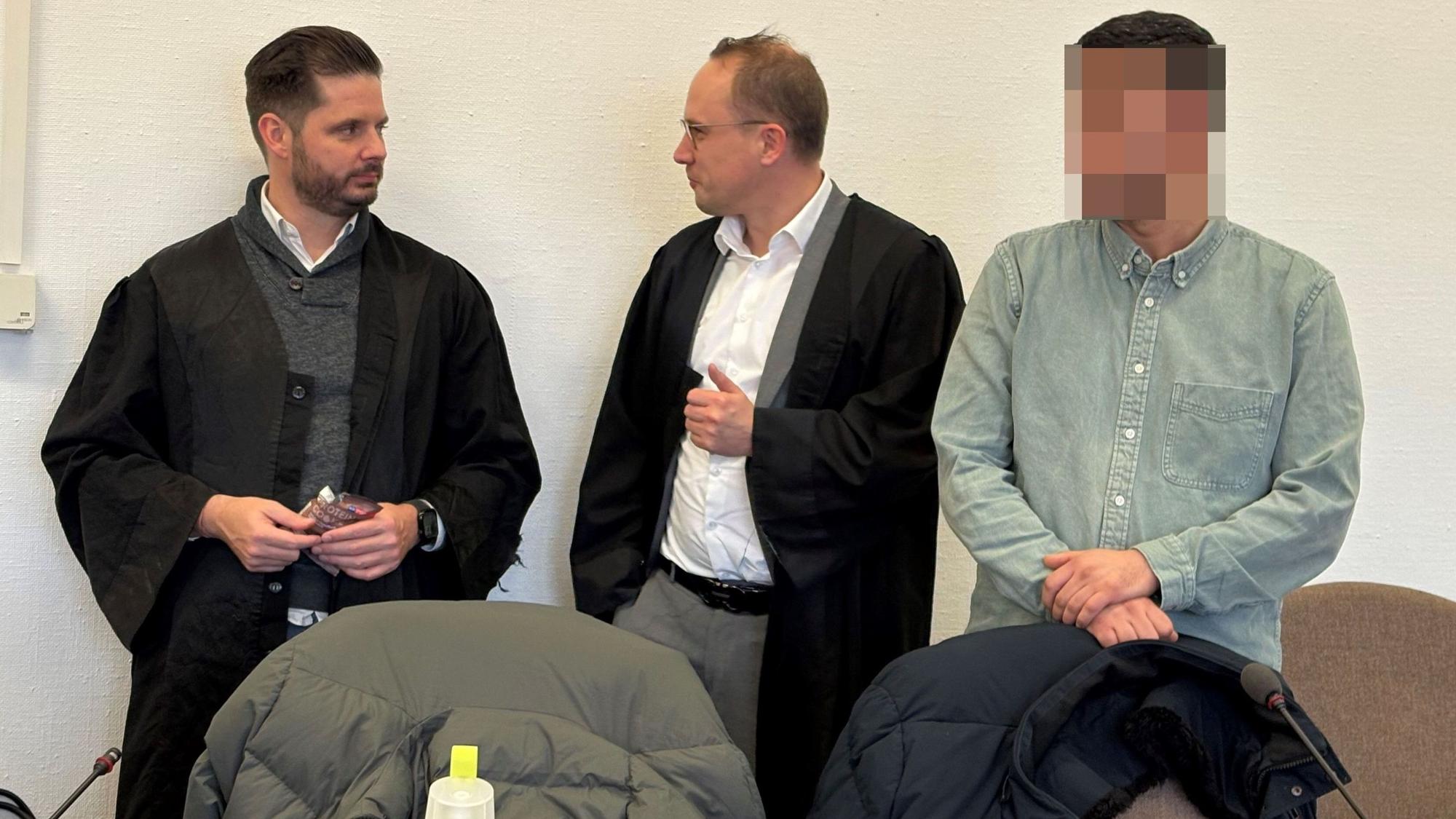 Einer der Angeklagten mit seinen Verteidigern Bernhard Scholz und Carsten Meyers beim Prozessauftakt im Landgericht