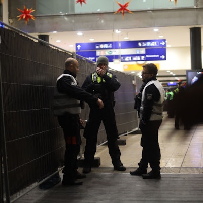 19.11.2025, Köln: Polizei trainiert Antiterror-Einsatz im Kölner Hauptbahnhof. Foto: Arton Krasniqi