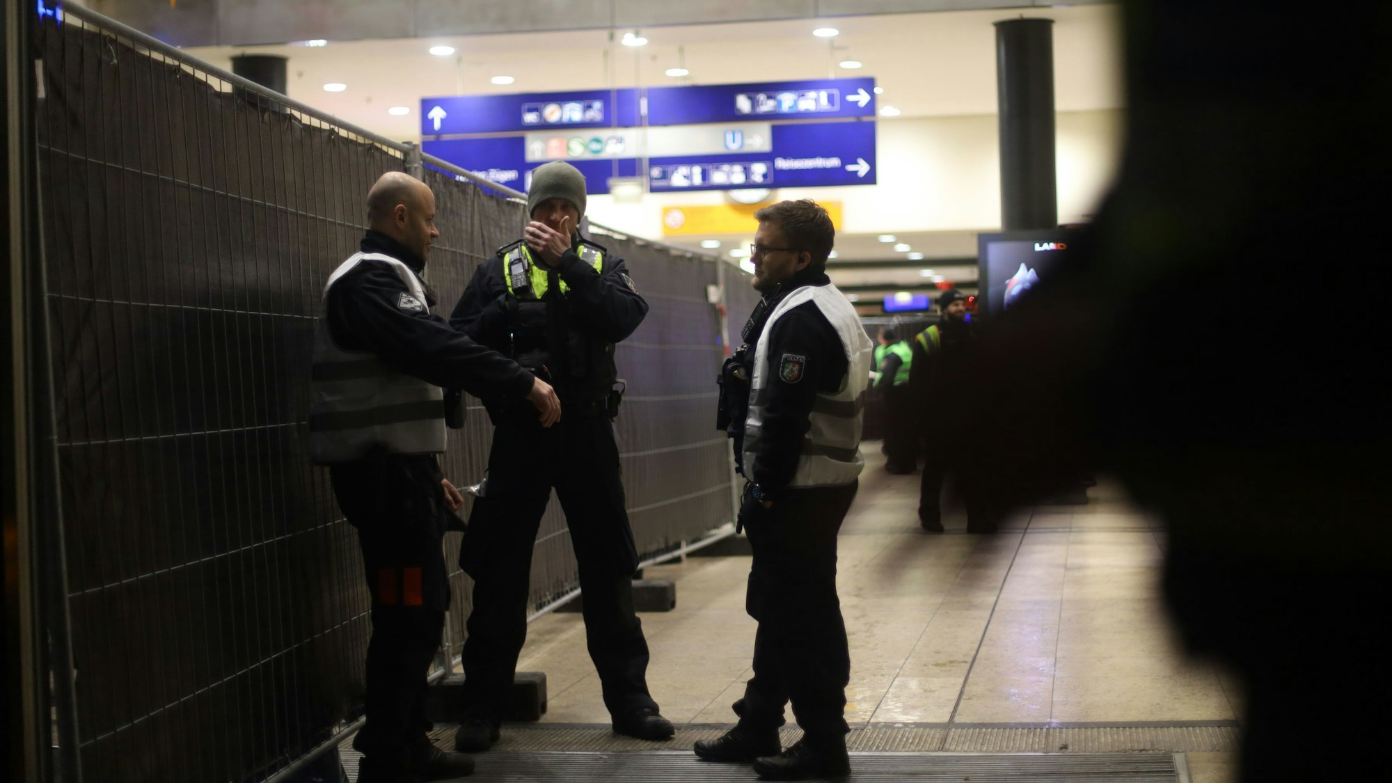19.11.2025, Köln: Polizei trainiert Antiterror-Einsatz im Kölner Hauptbahnhof. Foto: Arton Krasniqi