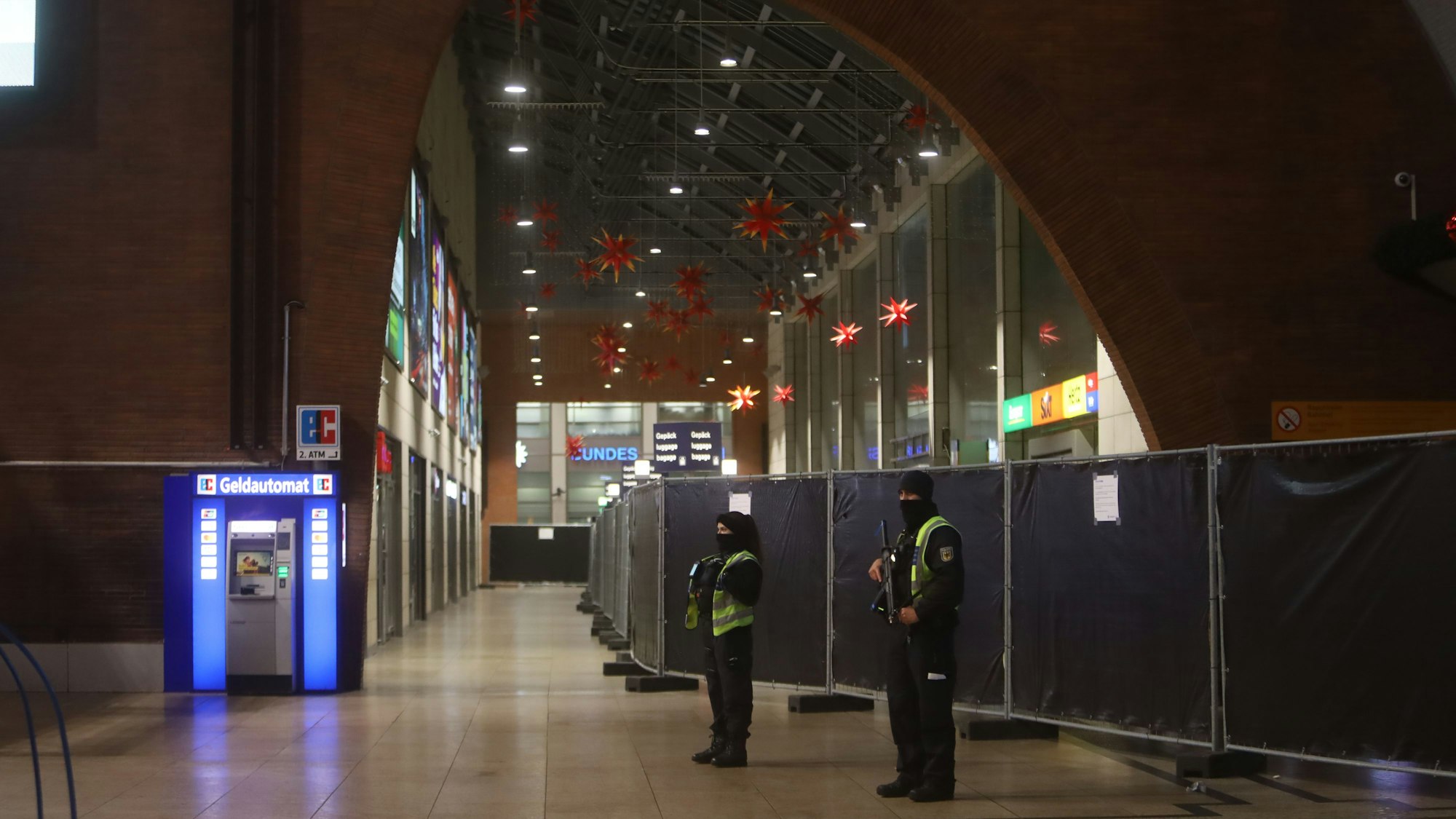 Polizei trainiert Antiterror-Einsatz im Kölner Hauptbahnhof. Foto: Arton Krasniqi