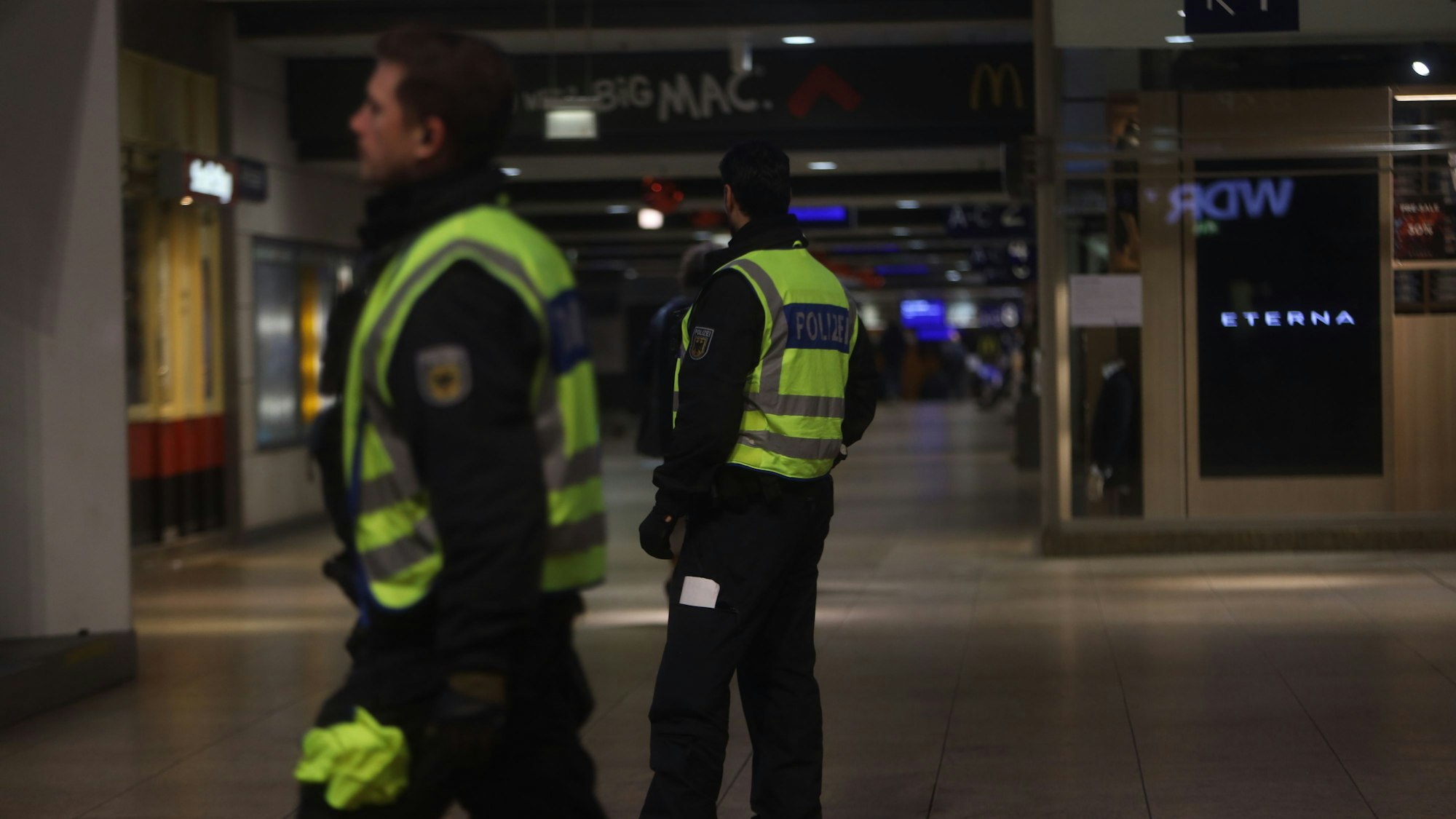 Polizisten stehen während der Übung im Kölner Hauptbahnhof.