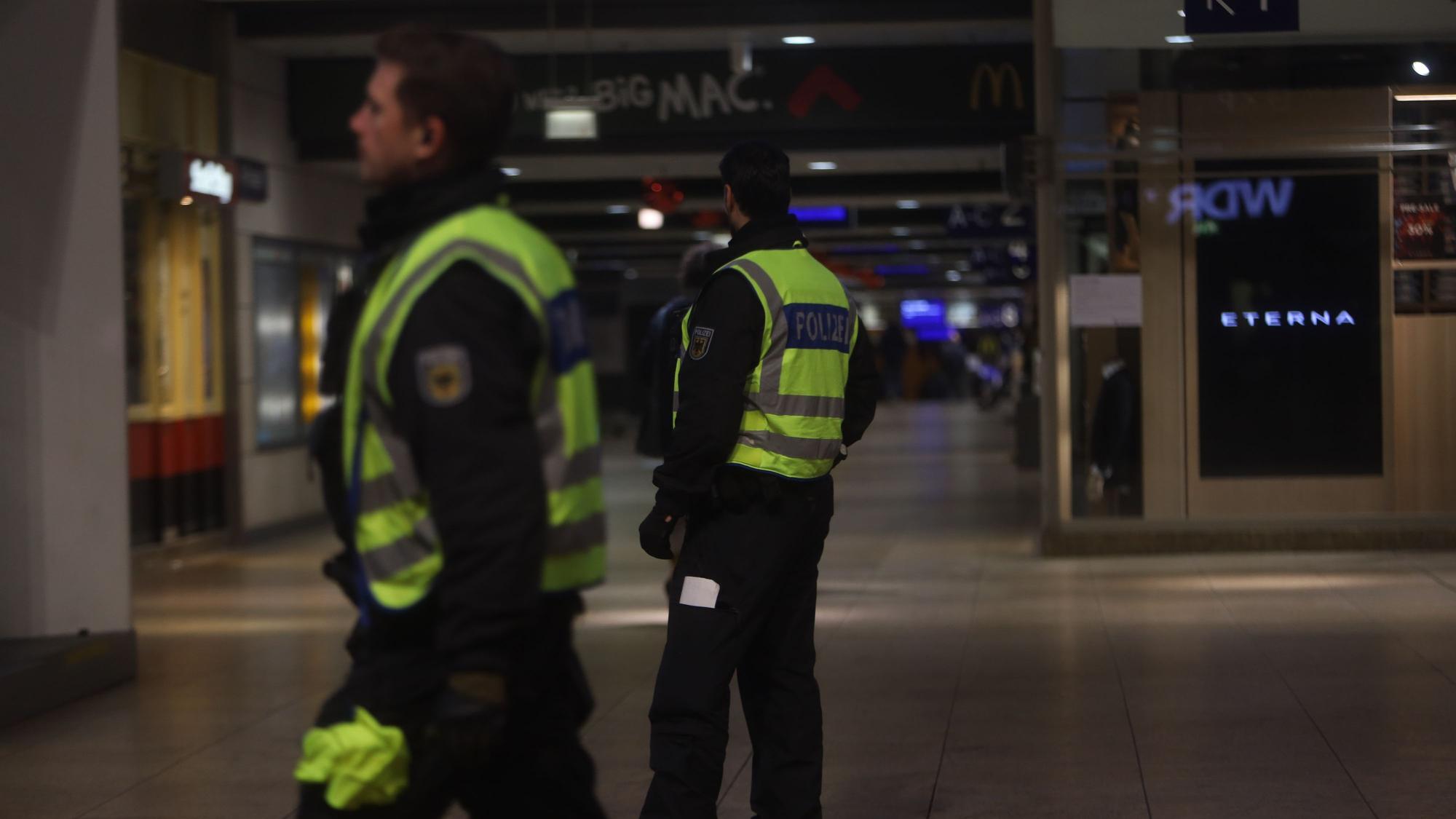 Polizisten stehen während der Übung im Kölner Hauptbahnhof.