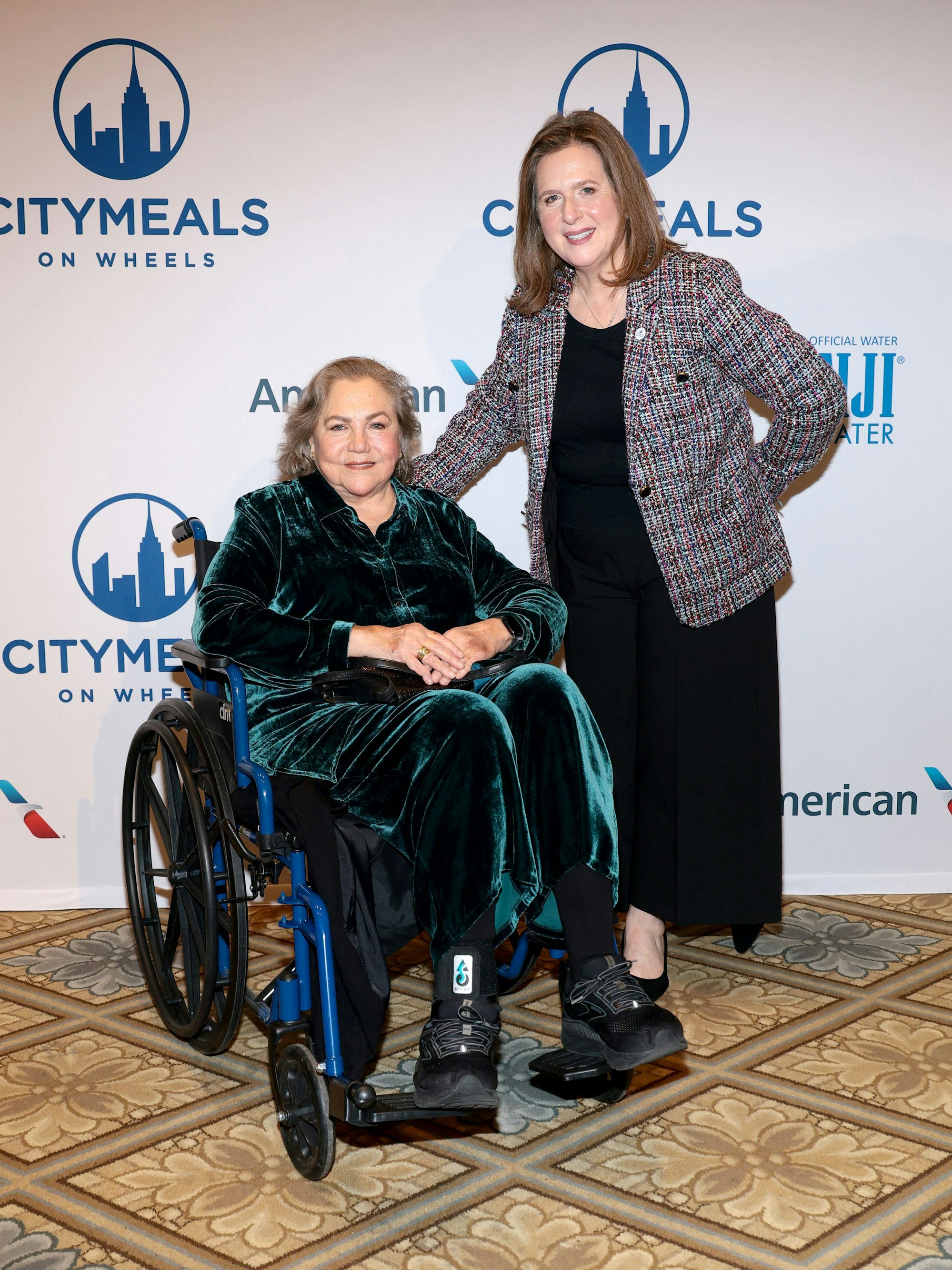 Kathleen Turner und Beth Shapiro nebeneinander.