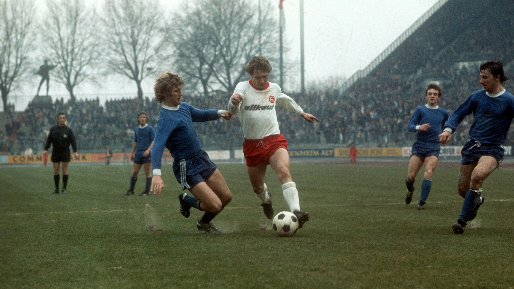 Klaus Fichtel (l.) und Dieter Herzog beim Spiel von Fortuna Düsseldorf gegen Schalke 04.