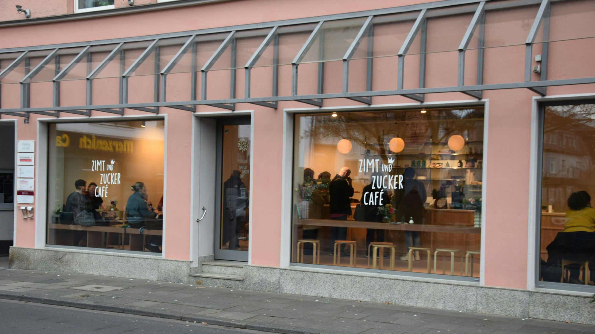 Das Café „Zimt & Zucker“ an der Dellbrücker Hauptstraße von außen. Die Fassade ist altrosa gestrichen.