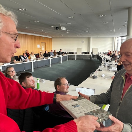 Naturschutzbeirat: Der Vorsitzende Martin Denecke verabschiedet Erich Schulz, der 40 Jahre Mitglied im beirat war. Bild: Ralf Krieger