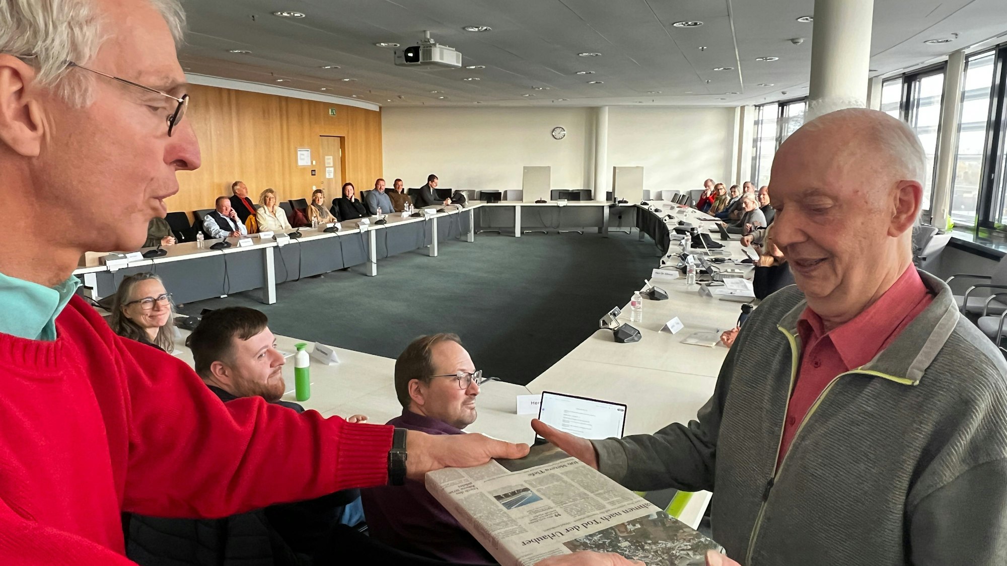 Naturschutzbeirat: Der Vorsitzende Martin Denecke verabschiedet Erich Schulz, der 40 Jahre Mitglied im beirat war. Bild: Ralf Krieger