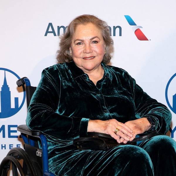 Kathleen Turner sitzt in einem Rollstuhl.