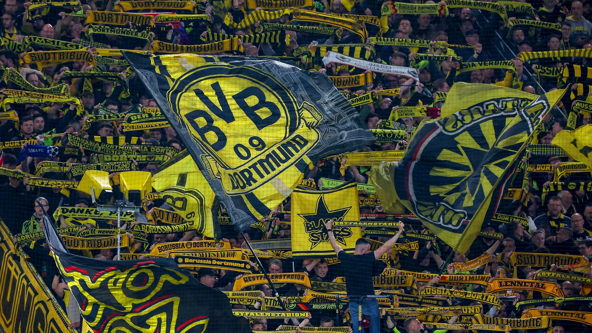 Das Bild zeigt die Südtribüne im Westfalenstadion, Dortmund. Fotro: Maximilian Koch/IMAGO
