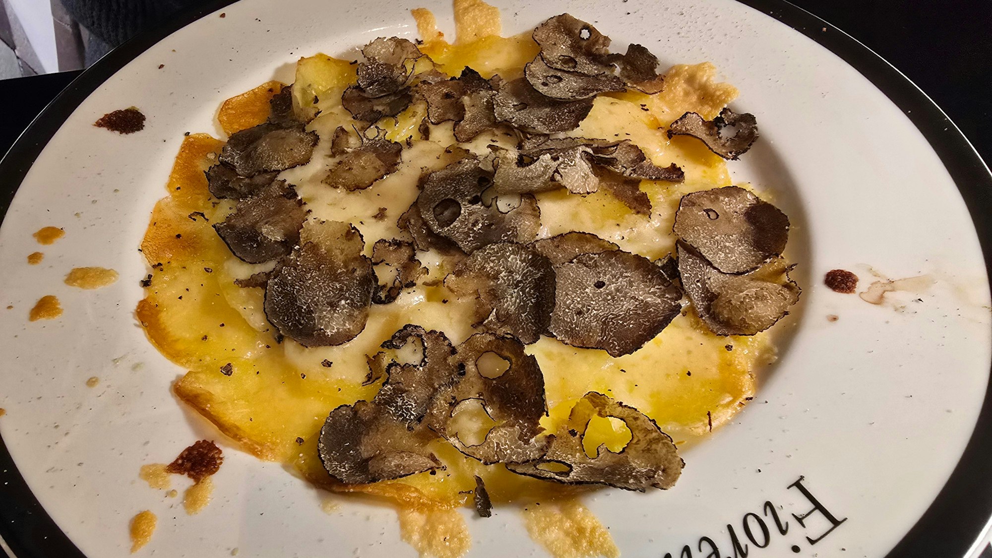 Kartoffel Carpaccio mit Trüffeln kommt direkt aus dem Ofen.