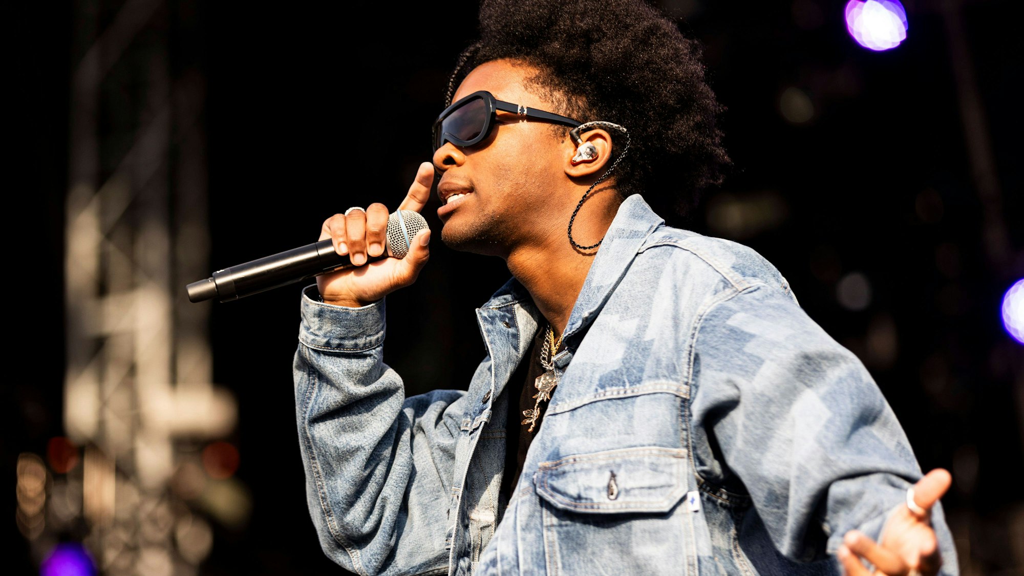 D4vd bei einem Konzert.