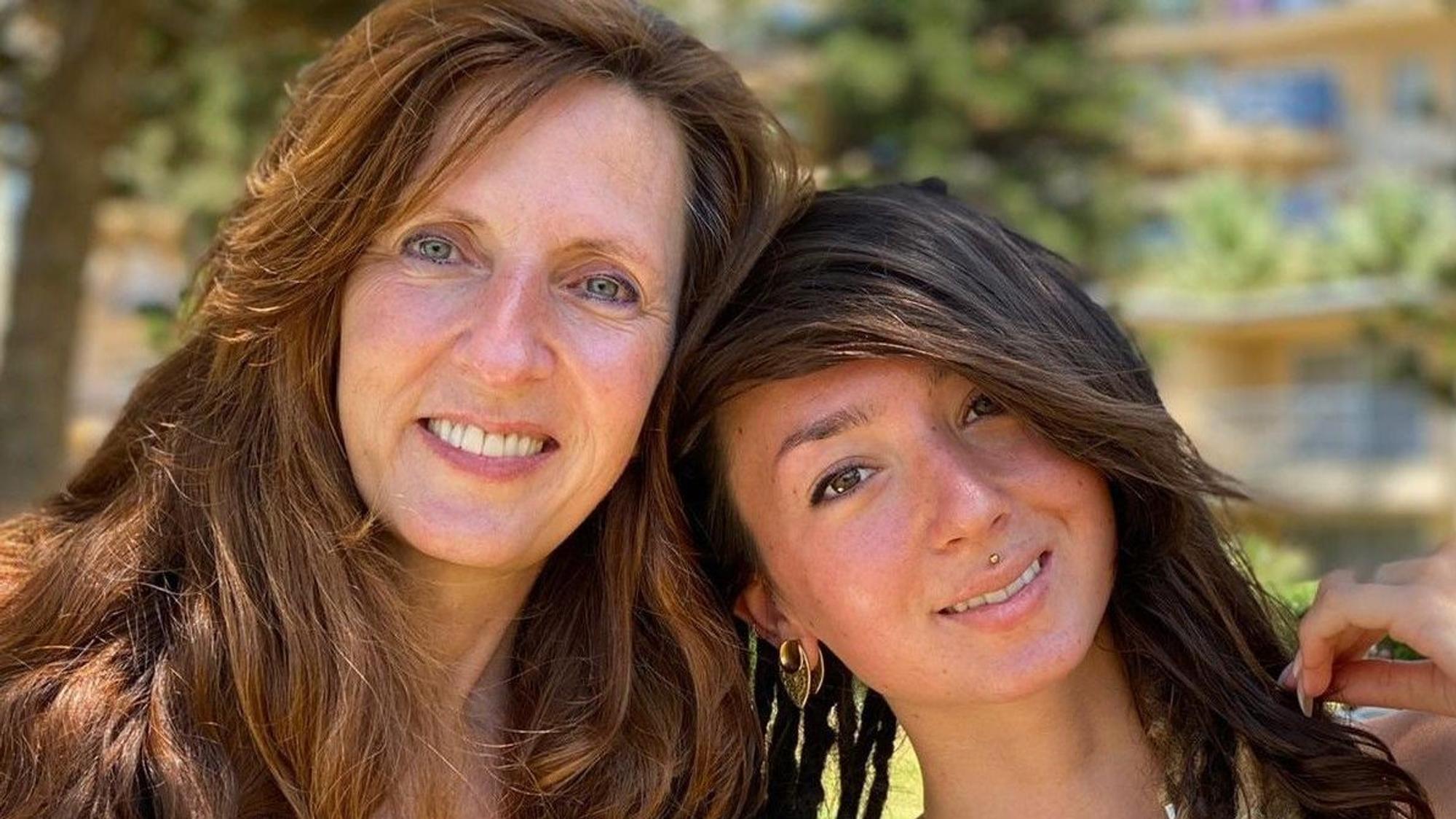 Das Bild zeigt Ricarda Louk mit ihrer Tochter Shani.