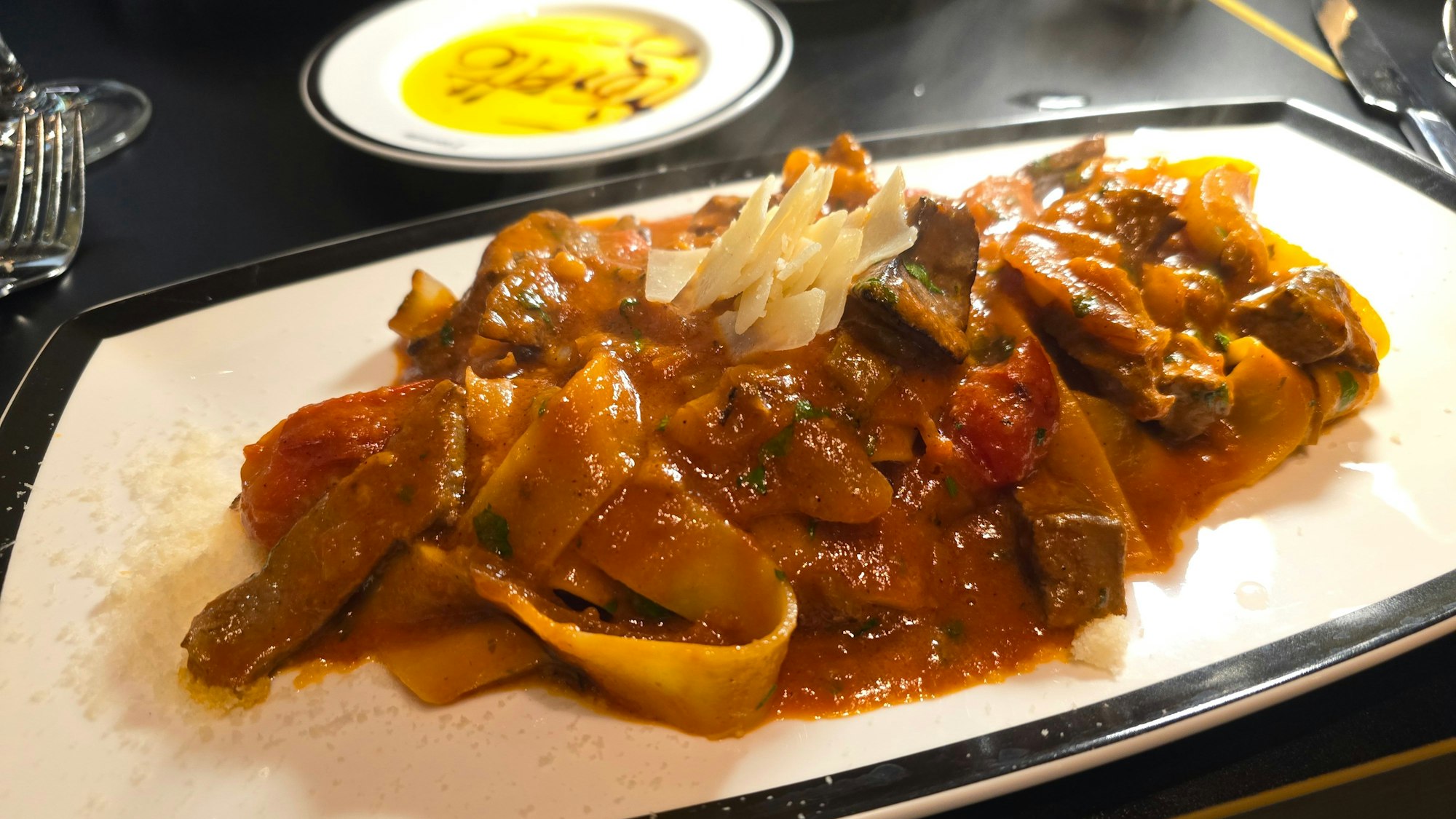 Pappardelle, angenehm al dente gegart, mit Kalbsleber-Stücken