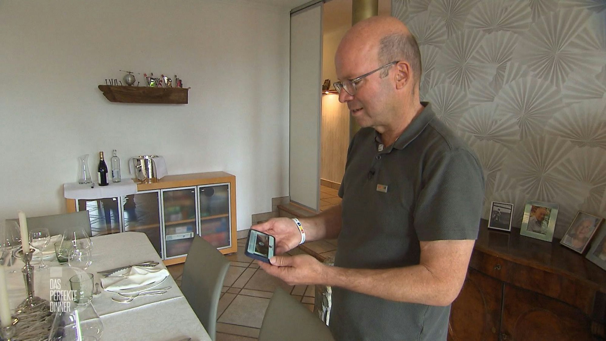 Volker erhält von Carola eine Videobotschaft: Sie ist leider zu krank, um heute am „Dinner“ teilzunehmen.
(Bild: RTL)