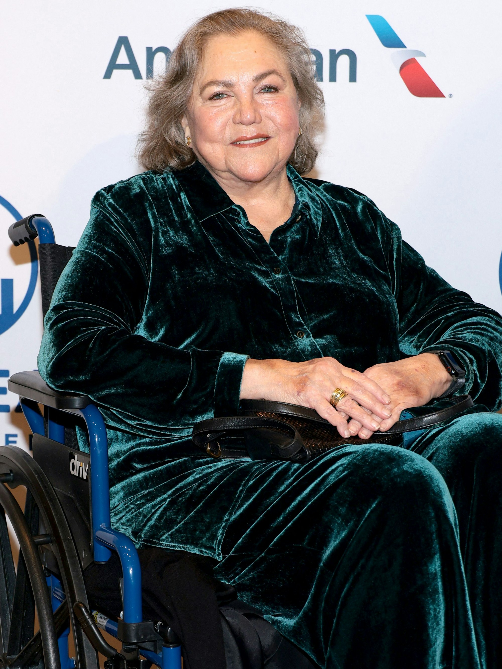 Kathleen Turner im Rollstuhl.