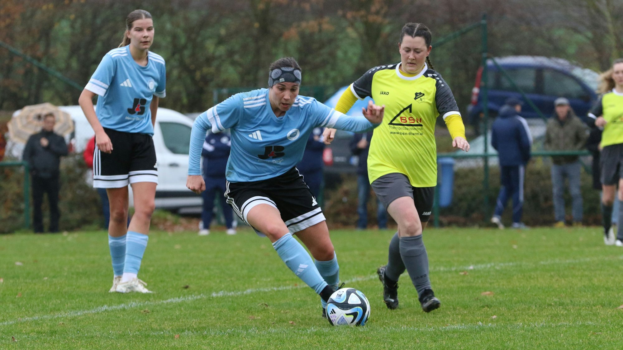 Annika Lingscheid ist voller Dynamik am Ball. Sie trägt ein Stirnband. Die Verteidigerin aus Konzen kommt zu spät.