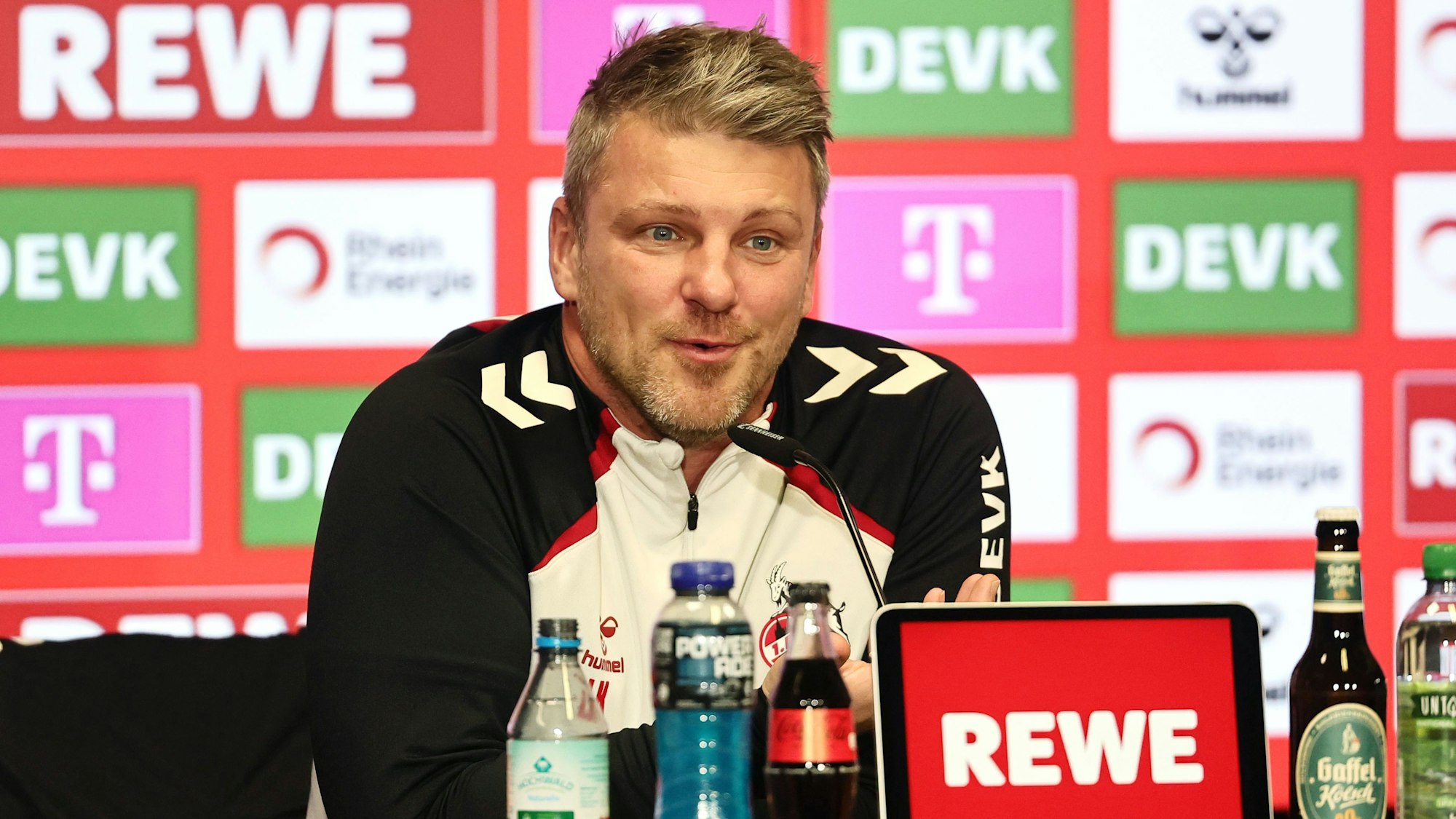FC-Trainer Lukas Kwasniok am Donnerstag auf der FC-Pressekonferenz vor dem Spiel gegen Eintracht Frankfurt