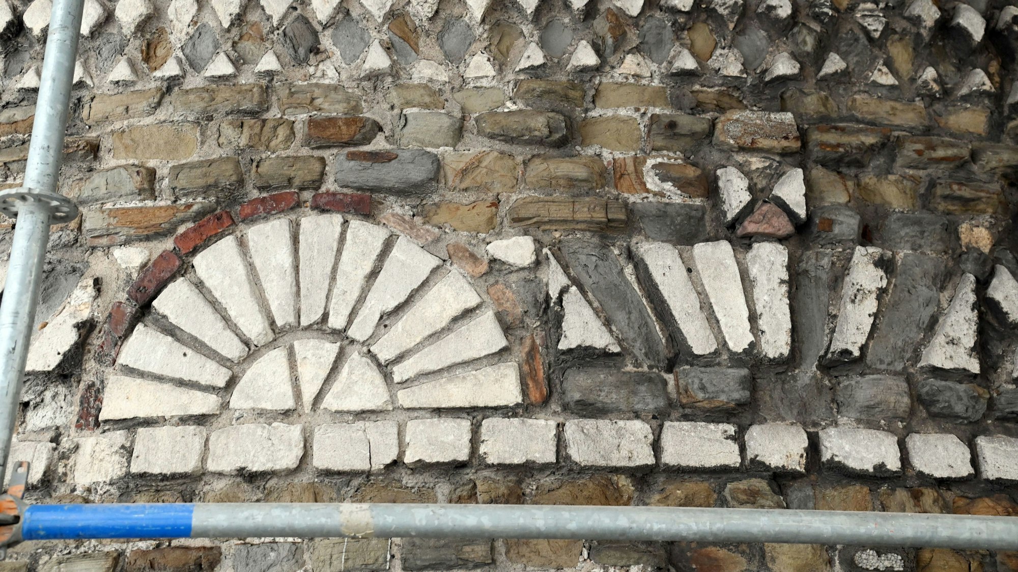 Die ornamentale Zusammenfügung der Steine sei ein Alleinstellungsmerkmal des Turms.