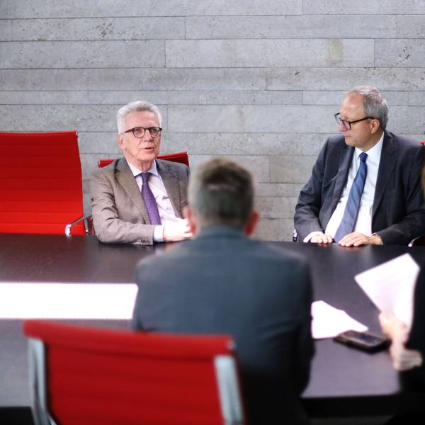 Andreas Voßkuhle, langjähriger Präsident des Bundesverfassungsgerichts, und Thomas de Maizière, ehemaliger Minister, in Köln