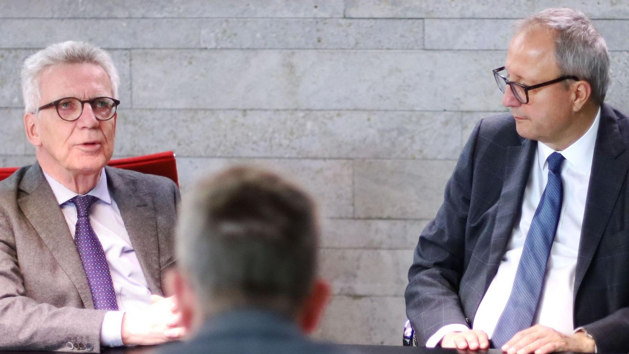 Andreas Voßkuhle, langjähriger Präsident des Bundesverfassungsgerichts, und Thomas de Maizière, ehemaliger Minister, in Köln