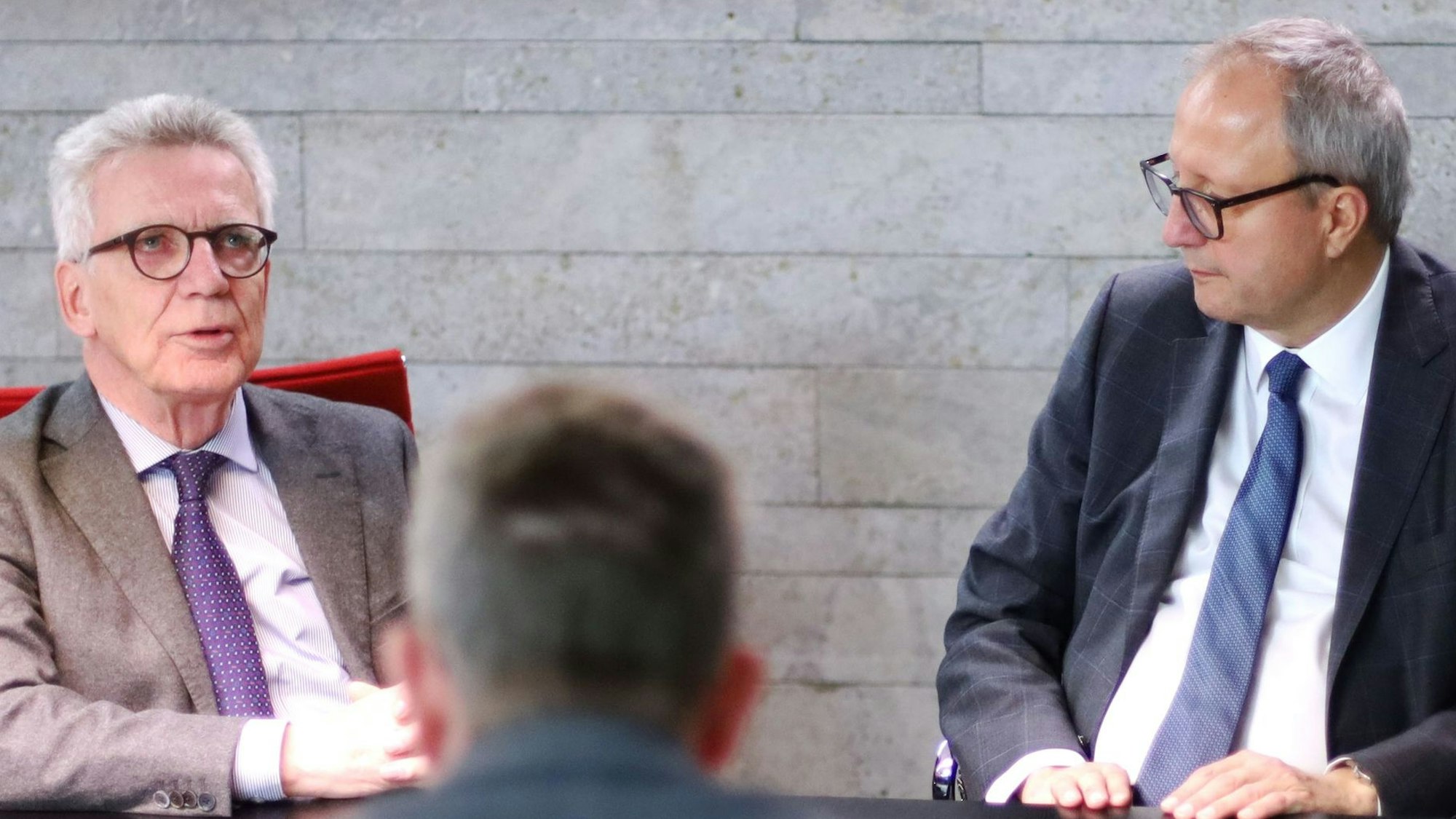 Andreas Voßkuhle, langjähriger Präsident des Bundesverfassungsgerichts, und Thomas de Maizière, ehemaliger Minister, in Köln
