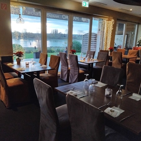 Schöne Aussicht auch an einem Nieselregentag: Seit mehr als 30 Jahren genießen die Gäste im May Dao den Blick auf den Rhein.