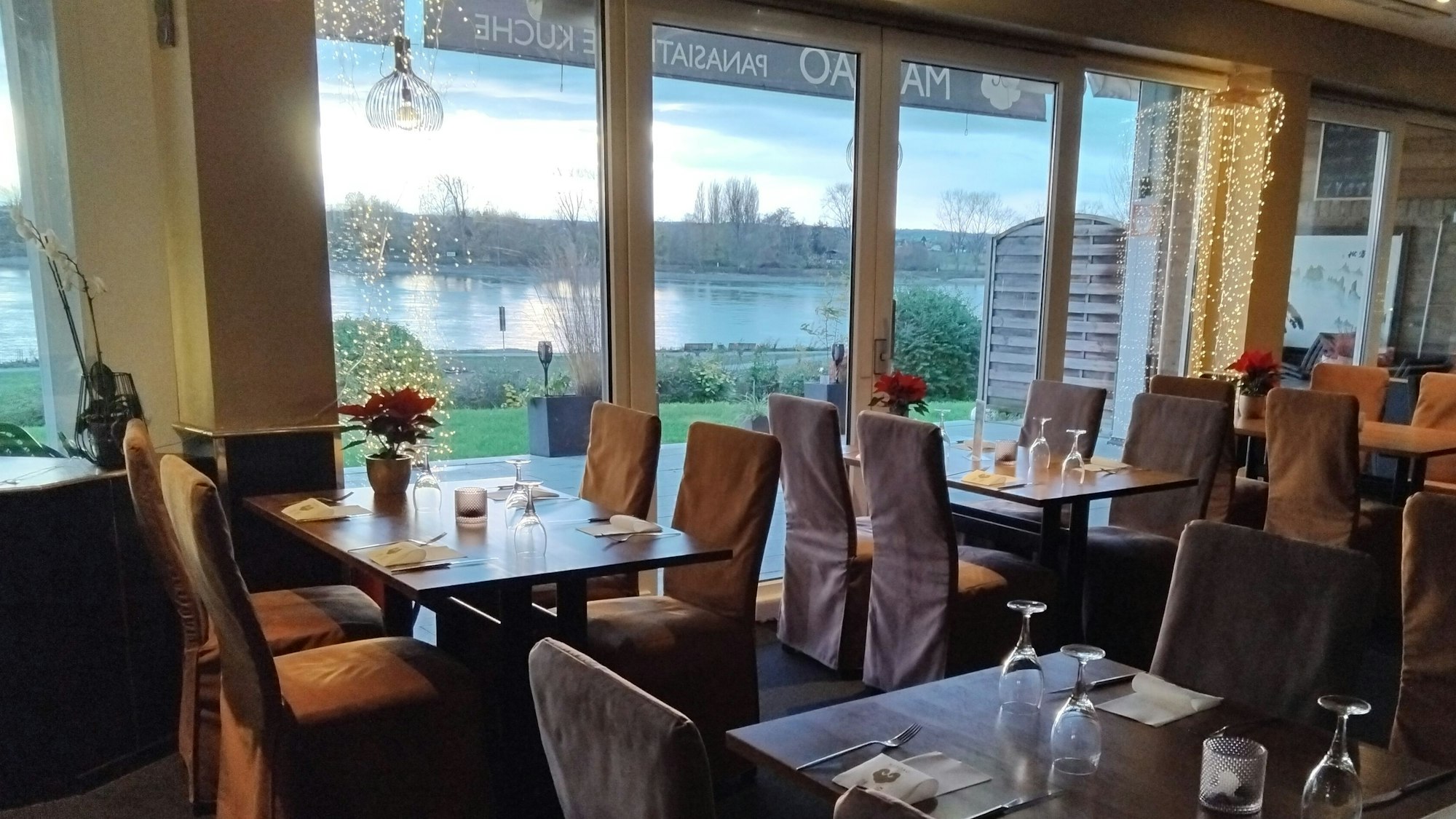 Schöne Aussicht auch an einem Nieselregentag: Seit mehr als 30 Jahren genießen die Gäste im May Dao den Blick auf den Rhein.