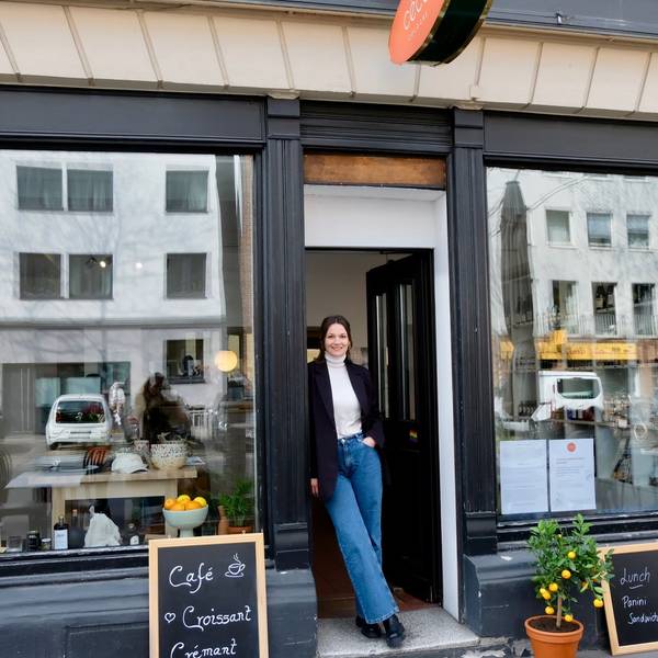 Cécile Ellersiek im Eingang ihres Lokals namens Céca Köln am Weyertal.