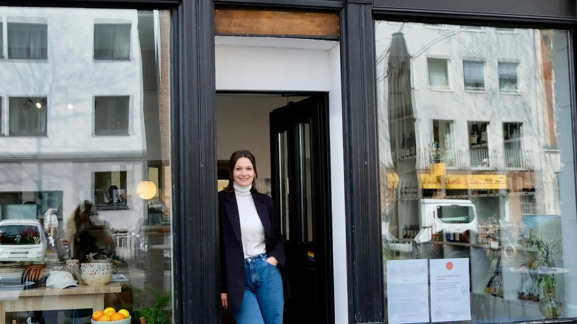 Cécile Ellersiek im Eingang ihres Lokals namens Céca Köln am Weyertal.