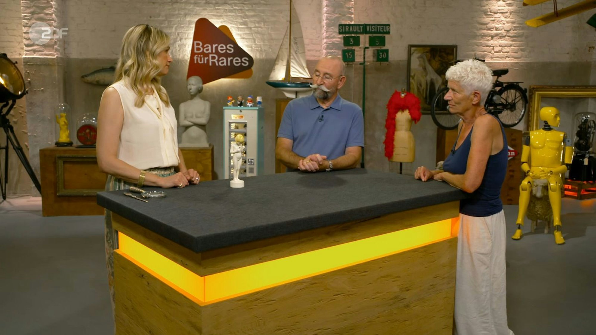 Die Verkäuferin wünschte sich für ihre Keramikfigur „Mädchen mit Blume“ 100 Euro. Bianca Berding taxierte auf 150 bis 300. Käufer wurde Jan Cizek. Ihm war das Motiv aus der Staatlichen Majolika Manufaktur Karlsruhe 200 Euro wert. (Bild: ZDF)