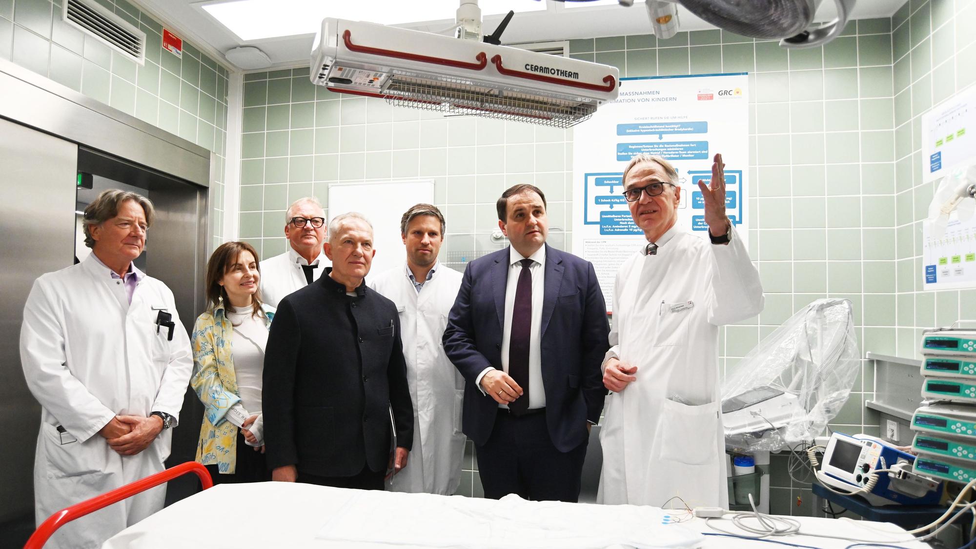 Nathanael Liminski, Chef der Staattskanzlei in NRW, besuchte im November 2025 mit einer Delegation mehrerer Krankenhäuser aus dem ukrainischen Oblast Dnipropetrowsk die Kinderklinik Amsterdamer Straße.