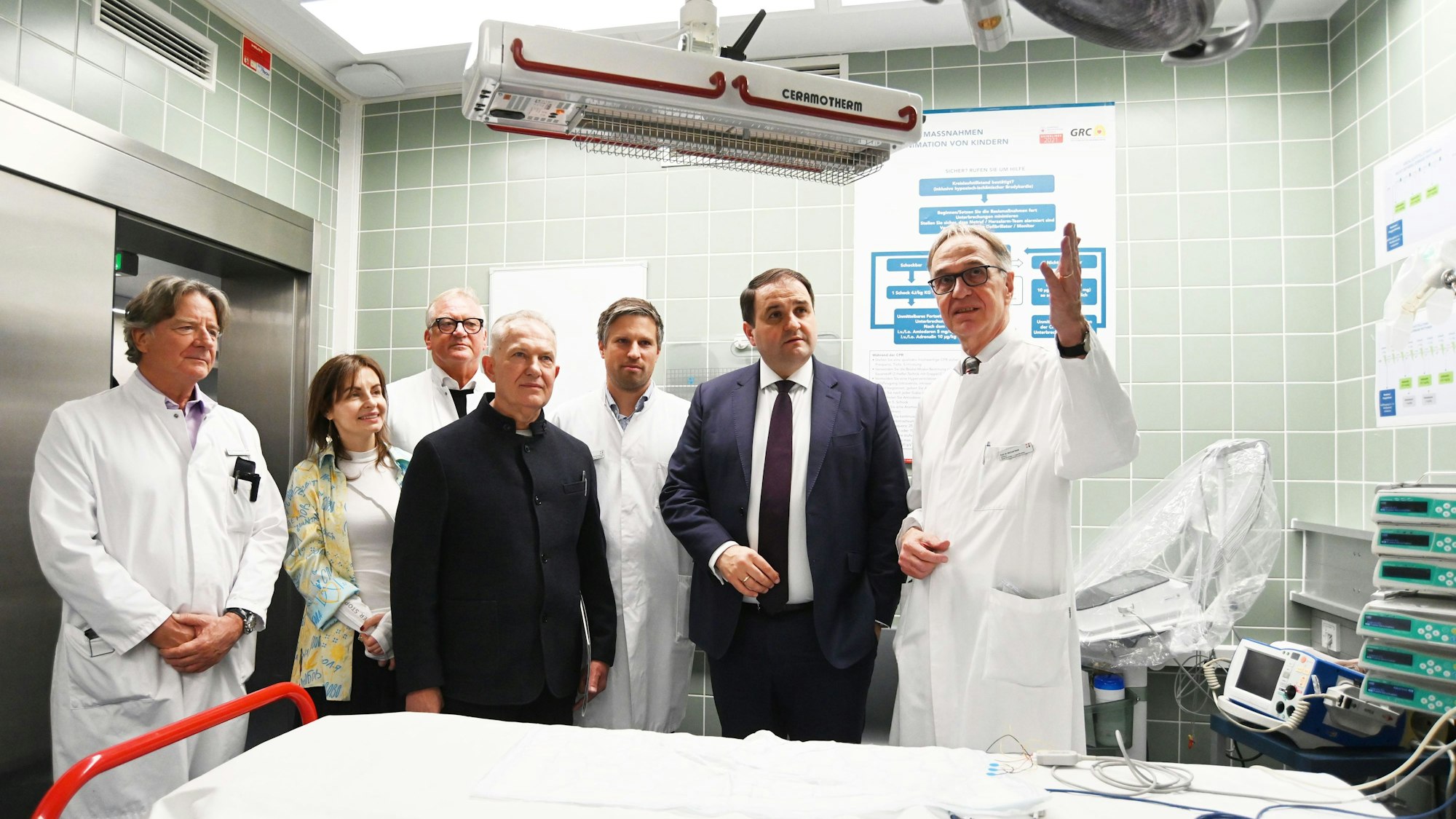 Michael Weiß, Ärztlicher Direktor der Kinderklinik, NRW-Europaminister Nathanael Liminski (CDU), Kinderchirurg Tobias Klein und Serhii Ryzhenko, Direktor des Mechnikov-Krankenhauses in der Ukraine (von rechst) bei einem Rundgang mit weiteren Kollegen in der Kinderklinik Amsterdamer Straße.